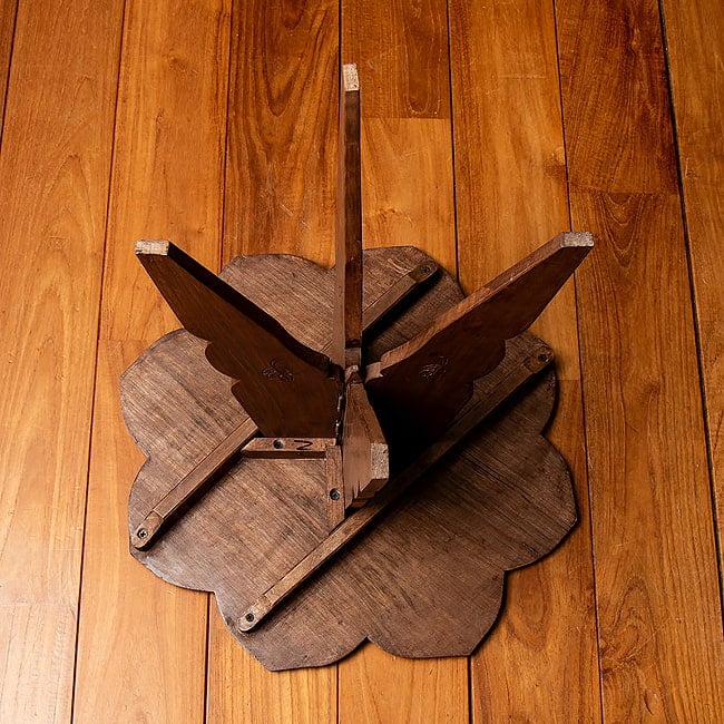 カシミールの細密彫刻 大輪花のサイドテーブル ウォールナット製 直径37cm 7 - 裏返してみてみました。