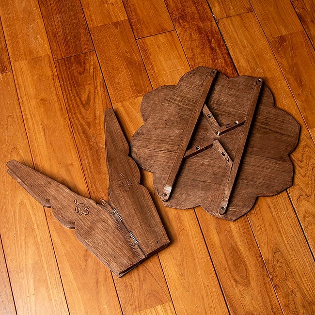 カシミールの細密彫刻 大輪花のサイドテーブル ウォールナット製 直径37cm 8 - 絵になるサイドテーブルです。