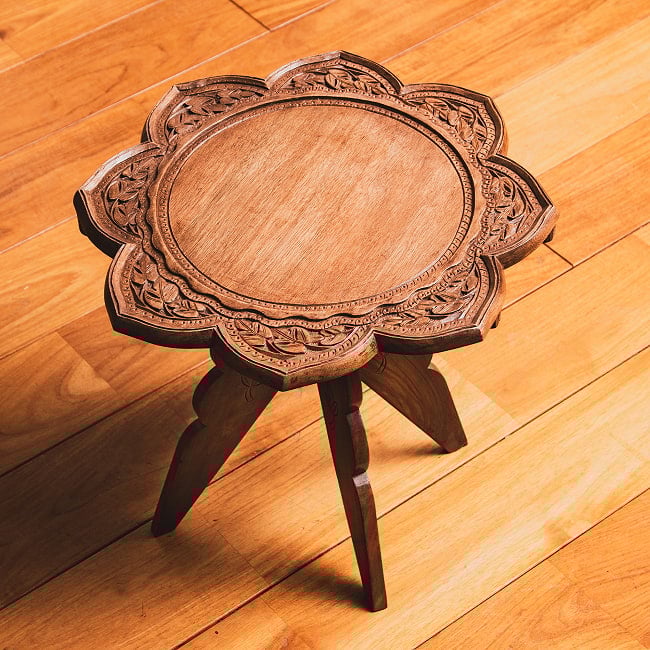 カシミールの細密彫刻 大輪花のサイドテーブル ウォールナット製 直径37cmの写真