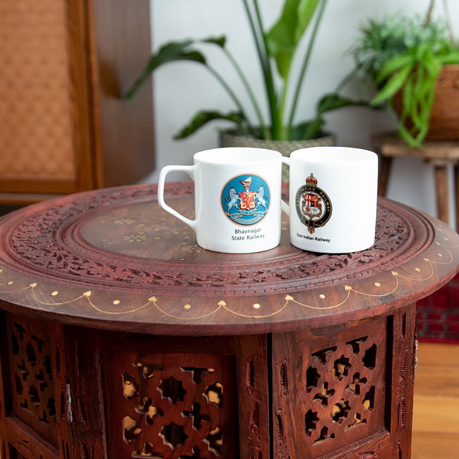 シーシャムウッドのサイドテーブル　【直径：45cm】 13 - コーヒーカップを置くとこのくらいのサイズ感です。