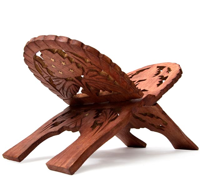 コーランの書見台【REHAL】の商品写真 2枚目 木彫りの味わいがあります。