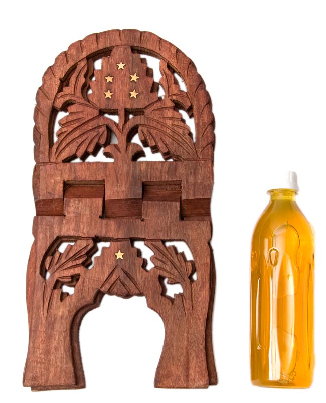 コーランの書見台【REHAL】の商品写真 3枚目 サイズを感じていただく為、500mlのペットボトルと並べてみました。