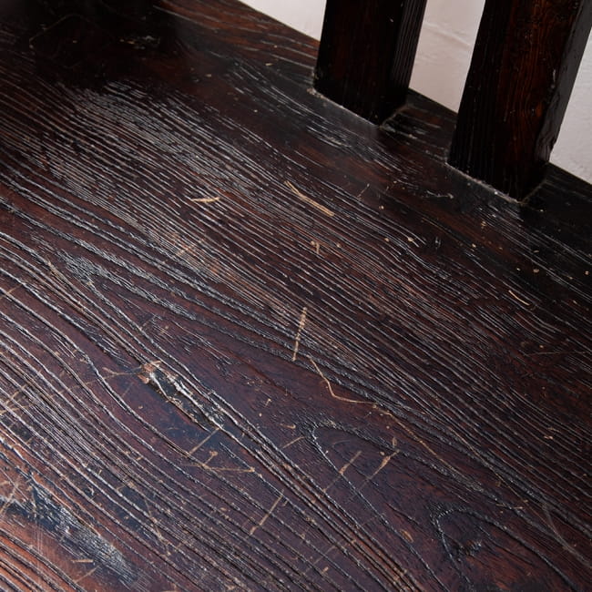 手作りのバリスタイル 木製3人掛けアンティークベンチ 7 - こちらは、ティラキタでご来客用として使用されていた物ですので、経年変化による使用感や部分的なヒビ等がございます。