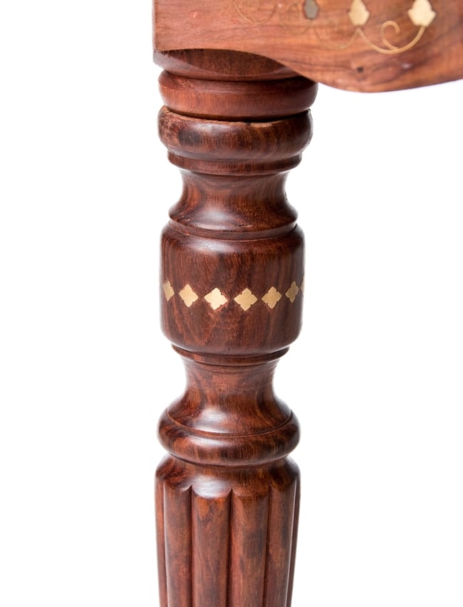 シーシャムウッドのサイドテーブル　【サイズ：52×52cm】【スクエアタイプ】 8 - 足も手抜きなく装飾されています。