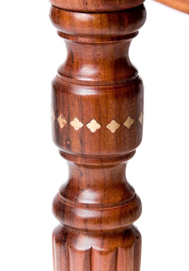 シーシャムウッドのサイドテーブル　【直径：52.5cm】【ラウンドタイプ】 8 - 足も手抜きなく装飾されています。