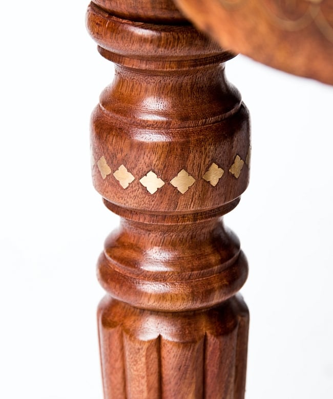 シーシャムウッドのサイドテーブル　【直径：45.5cm】【ラウンドタイプ】 8 - 足も手抜きなく装飾されています。