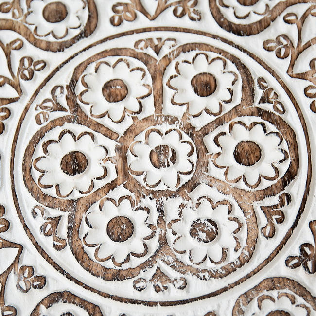 フラワーマンダラの彫刻が美しいサイドテーブル ホワイト -【天盤直径：37cm】 3 - 丁寧な手仕事により緻密に彫られています。