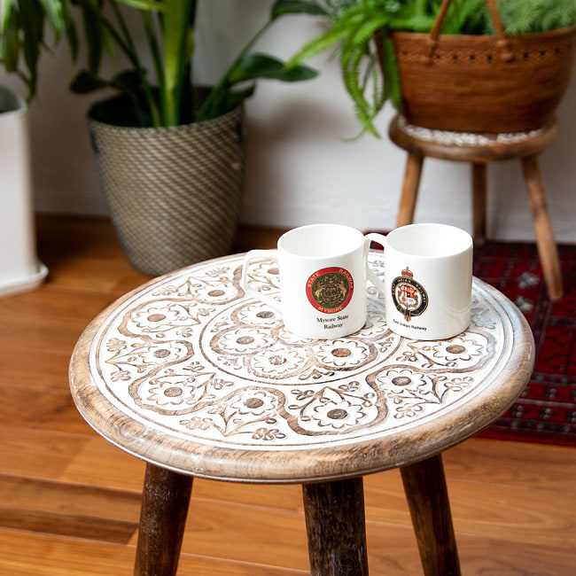  【直径37cm】フラワーマンダラの彫刻が美しいサイドテーブル ホワイト 4 - 実際にマグカップを置いてみるとこのくらいのサイズ感です。
