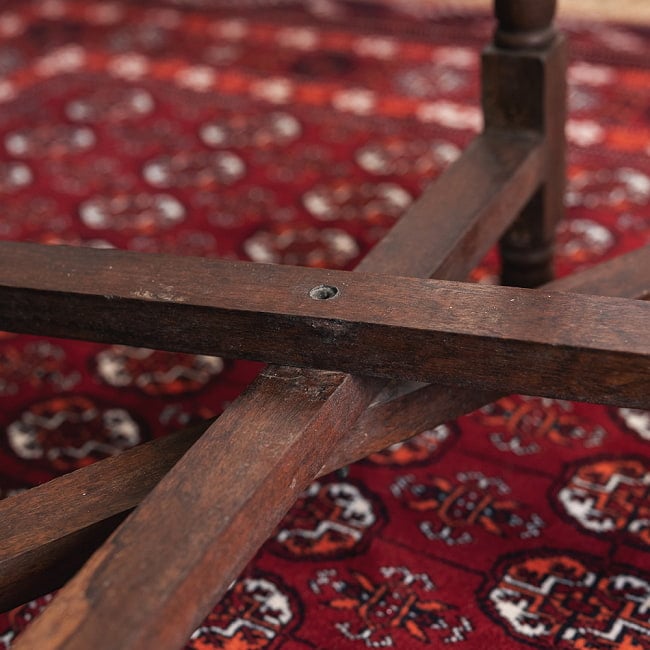 〔天板別売り〕折り畳める　マンゴーウッドのトレイスタンド　テーブルの脚〔ミディアム〕 3 - この部分が軸になり、折りたたむことができます。