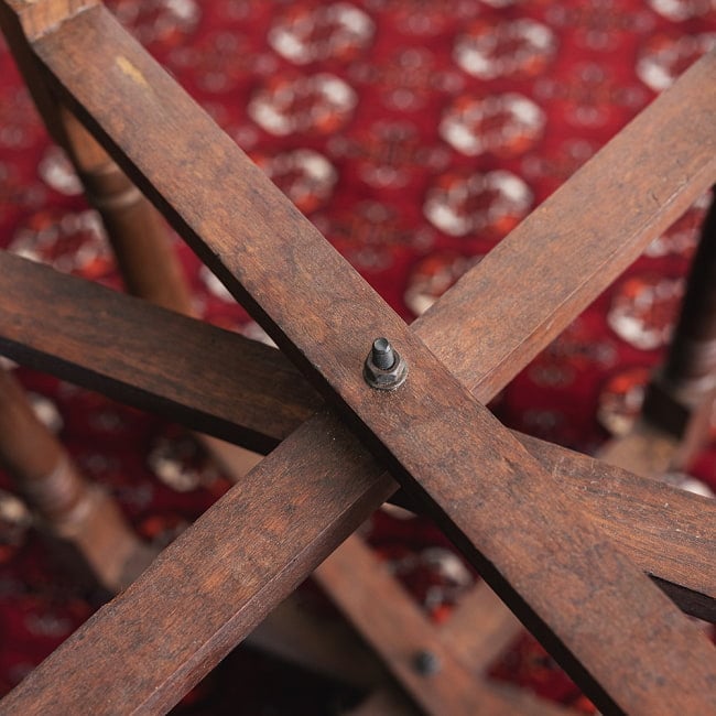 〔天板別売り〕折り畳める　マンゴーウッドのトレイスタンド　テーブルの脚〔ミディアム〕 6 - 軸の部分の拡大写真です