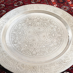 金属工芸品の街、モラダバードから　更紗模様の手彫りアルミ製　モロカントレイ〔約58cm〕 - サブ3