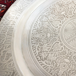 金属工芸品の街、モラダバードから　更紗模様の手彫りアルミ製　モロカントレイ〔約58cm〕 - サブ4
