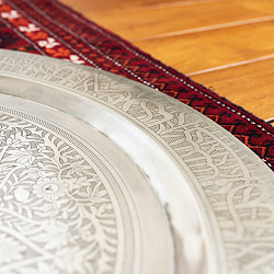 金属工芸品の街、モラダバードから　更紗模様の手彫りアルミ製　モロカントレイ〔約58cm〕 - サブ5