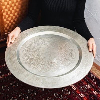 金属工芸品の街、モラダバードから　更紗模様の手彫りアルミ製　モロカントレイ〔約58cm〕