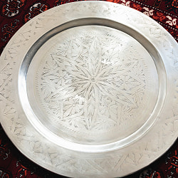 金属工芸品の街、モラダバードから　花模様の手彫りアルミ製　モロカントレイ〔約47.5cm〕 - サブ3
