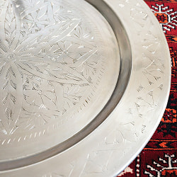 金属工芸品の街、モラダバードから　花模様の手彫りアルミ製　モロカントレイ〔約47.5cm〕 - サブ5