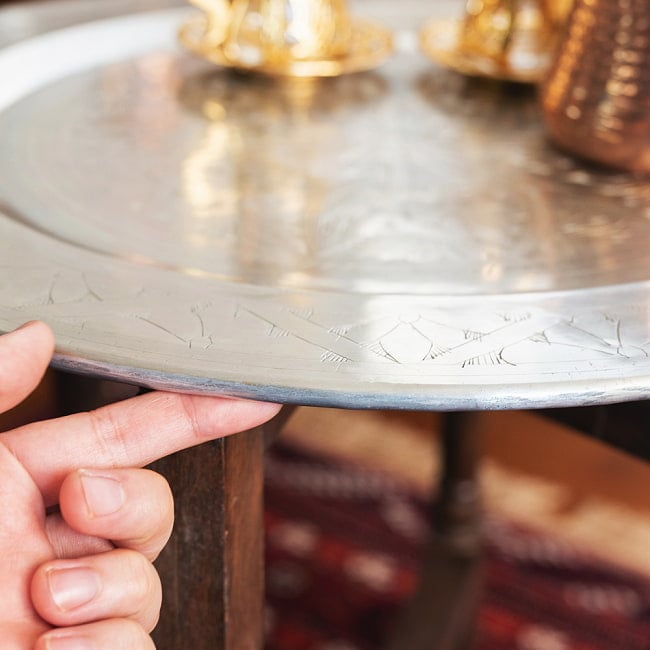 [ちょっと訳あり]金属工芸品の街、モラダバードから　花模様の手彫りアルミ製　モロカントレイ〔約47.5cm〕 10 - 