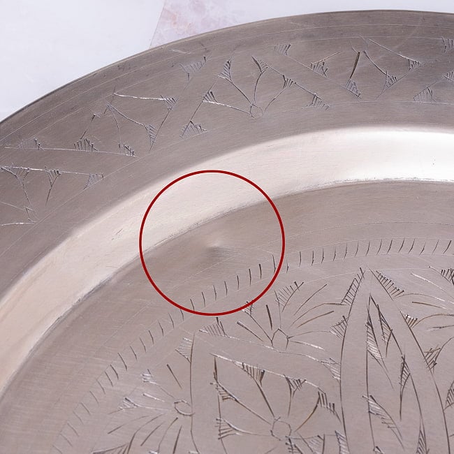 [ちょっと訳あり]金属工芸品の街、モラダバードから　花模様の手彫りアルミ製　モロカントレイ〔約47.5cm〕 11 - 若干の凹みがあります