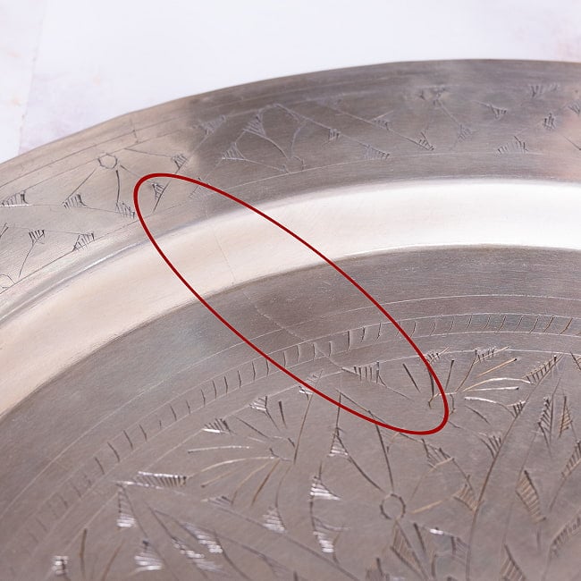 [ちょっと訳あり]金属工芸品の街、モラダバードから　花模様の手彫りアルミ製　モロカントレイ〔約47.5cm〕 12 - ちょっと線状の傷があります