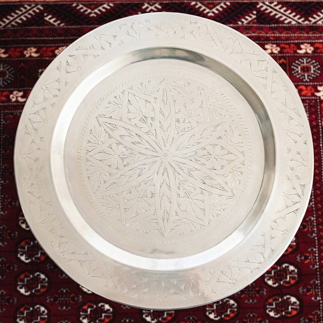 [ちょっと訳あり]金属工芸品の街、モラダバードから　花模様の手彫りアルミ製　モロカントレイ〔約47.5cm〕 2 - 