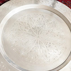 [ちょっと訳あり]金属工芸品の街、モラダバードから　花模様の手彫りアルミ製　モロカントレイ〔約47.5cm〕 - サブ4