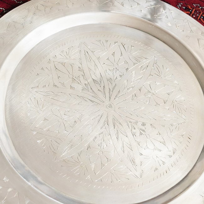 [ちょっと訳あり]金属工芸品の街、モラダバードから　花模様の手彫りアルミ製　モロカントレイ〔約47.5cm〕 4 - 