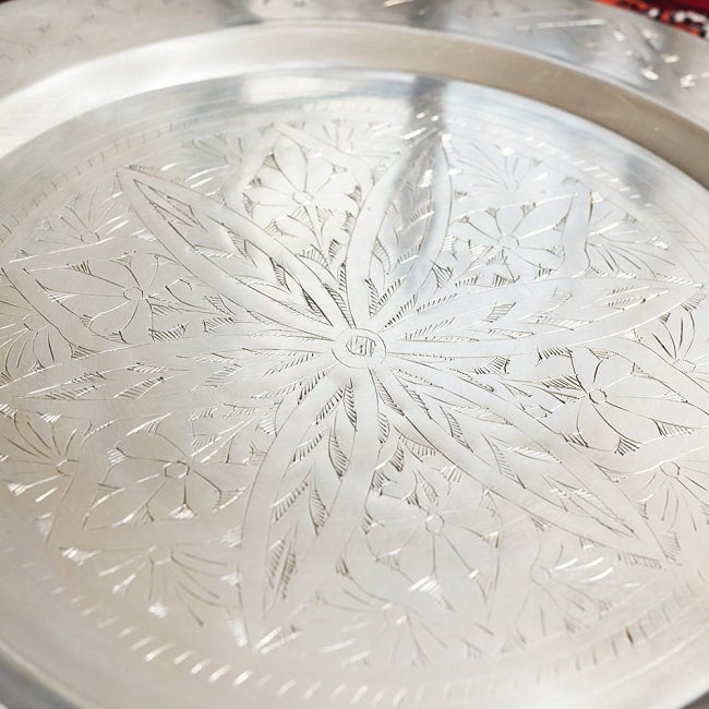 [ちょっと訳あり]金属工芸品の街、モラダバードから　花模様の手彫りアルミ製　モロカントレイ〔約47.5cm〕 6 - 