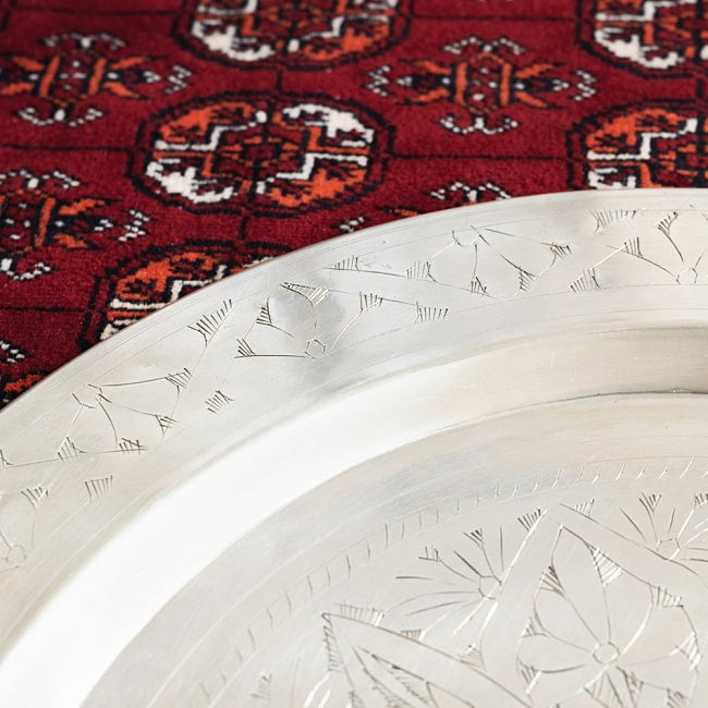 [ちょっと訳あり]金属工芸品の街、モラダバードから　花模様の手彫りアルミ製　モロカントレイ〔約47.5cm〕 7 - 