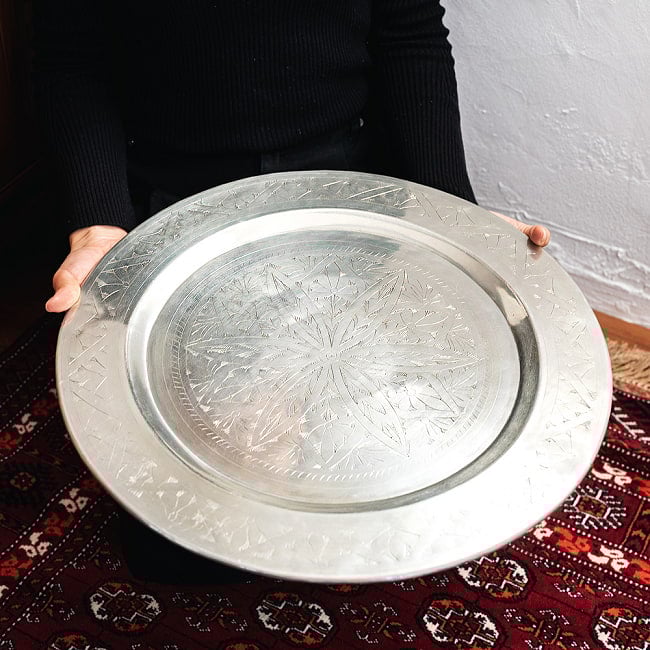 [ちょっと訳あり]金属工芸品の街、モラダバードから　花模様の手彫りアルミ製　モロカントレイ〔約47.5cm〕の写真お盆,トレー,天板,モロッコテーブル,モロカン,イスラム,ムスリム,家具,アジアン家具,ハンドメイド,木製,おしゃれ,インテリア雑貨,デザイン家具,鉢置き,インドクオリティ