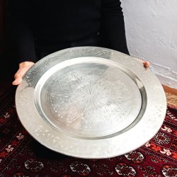 [ちょっと訳あり]金属工芸品の街、モラダバードから　花模様の手彫りアルミ製　モロカントレイ〔約47.5cm〕