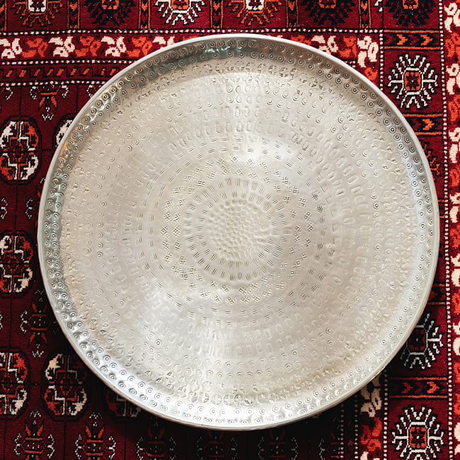 金属工芸品の街、モラダバードから 槌目模様の手打ちアルミ製 モロカントレイ〔約47.5cm〕 2 - 全体写真です