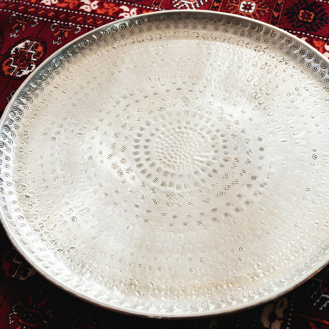 金属工芸品の街、モラダバードから 槌目模様の手打ちアルミ製 モロカントレイ〔約47.5cm〕 3 - とても良い雰囲気