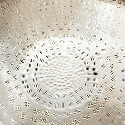 金属工芸品の街、モラダバードから　槌目模様の手打ちアルミ製　モロカントレイ〔約47.5cm〕 - サブ5