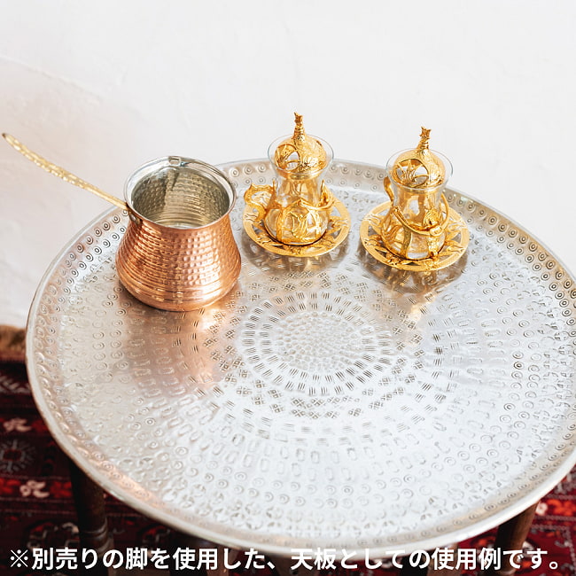 金属工芸品の街、モラダバードから 槌目模様の手打ちアルミ製 モロカントレイ〔約47.5cm〕 7 - 別売りの脚と組み合わせ、テーブルにした使用例です。
