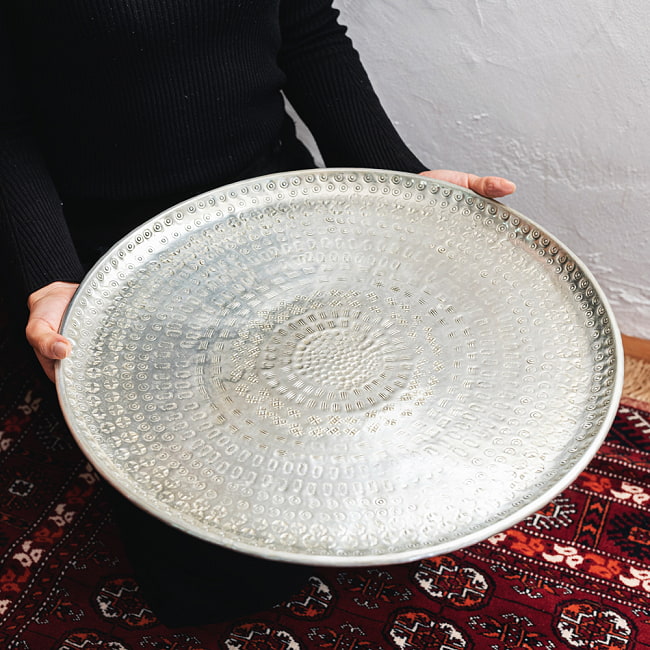 金属工芸品の街、モラダバードから 槌目模様の手打ちアルミ製 モロカントレイ〔約47.5cm〕の写真