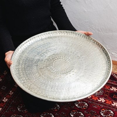 金属工芸品の街、モラダバードから　槌目模様の手打ちアルミ製　モロカントレイ〔約47.5cm〕