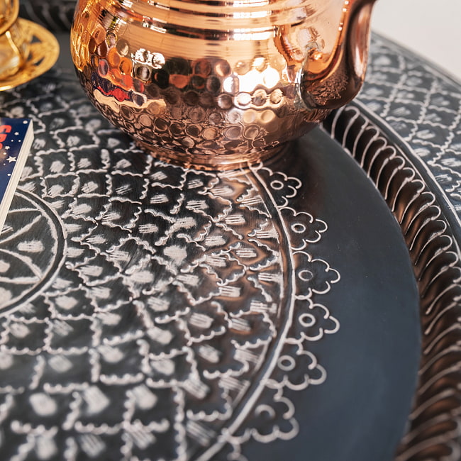 金属工芸品の街、モラダバードから　ブルーブラック　花模様の手彫りアルミ製　モロカントレイ〔約67.5cm〕 10 - 拡大写真です