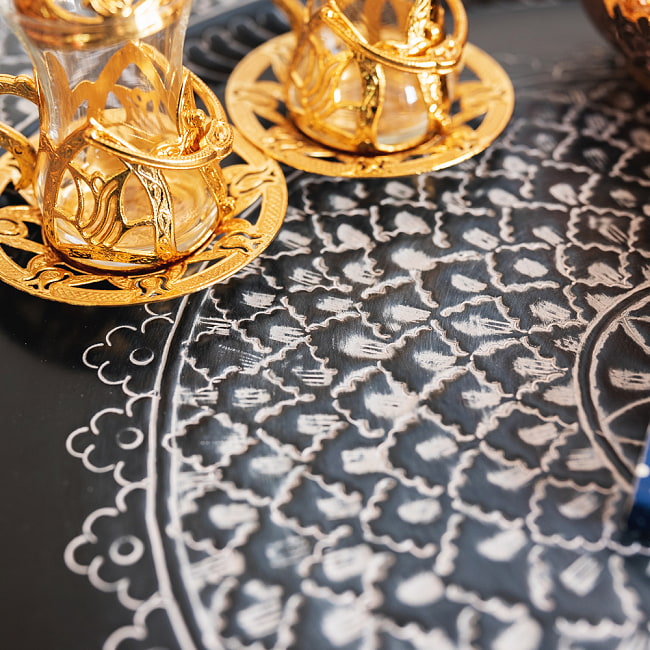 金属工芸品の街、モラダバードから　ブルーブラック　花模様の手彫りアルミ製　モロカントレイ〔約67.5cm〕 11 - 良い雰囲気です