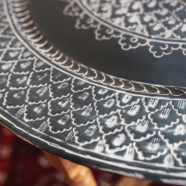 金属工芸品の街、モラダバードから　ブルーブラック　花模様の手彫りアルミ製　モロカントレイ〔約67.5cm〕 12 - 拡大写真です
