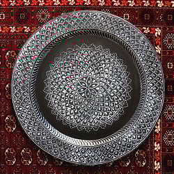金属工芸品の街、モラダバードから　ブルーブラック　花模様の手彫りアルミ製　モロカントレイ〔約67.5cm〕 - サブ2