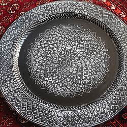 金属工芸品の街、モラダバードから　ブルーブラック　花模様の手彫りアルミ製　モロカントレイ〔約67.5cm〕 - サブ3