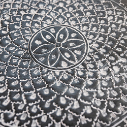 金属工芸品の街、モラダバードから　ブルーブラック　花模様の手彫りアルミ製　モロカントレイ〔約67.5cm〕 - サブ4