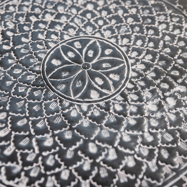 金属工芸品の街、モラダバードから　ブルーブラック　花模様の手彫りアルミ製　モロカントレイ〔約67.5cm〕 4 - 拡大写真です