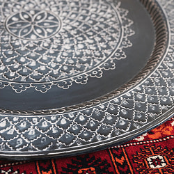 金属工芸品の街、モラダバードから　ブルーブラック　花模様の手彫りアルミ製　モロカントレイ〔約67.5cm〕 - サブ5