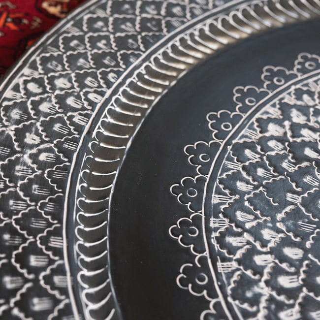 金属工芸品の街、モラダバードから　ブルーブラック　花模様の手彫りアルミ製　モロカントレイ〔約67.5cm〕 6 - 職人によりハンドメイドされております