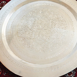 金属工芸品の街、モラダバードから　花模様の手彫りアルミ製　モロカントレイ〔約70cm〕 - サブ3
