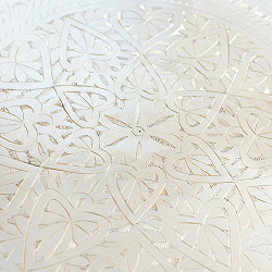 金属工芸品の街、モラダバードから　花模様の手彫りアルミ製　モロカントレイ〔約70cm〕 - サブ4