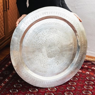 金属工芸品の街、モラダバードから 花模様の手彫りアルミ製 モロカントレイ〔約70cm〕