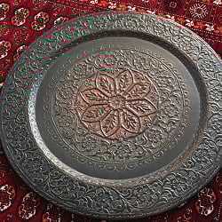 金属工芸品の街、モラダバードから　ブラック　花と更紗模様の手彫りアルミ製　モロカントレイ〔約69cm〕 - サブ3