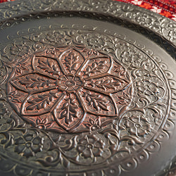 金属工芸品の街、モラダバードから　ブラック　花と更紗模様の手彫りアルミ製　モロカントレイ〔約69cm〕 - サブ4
